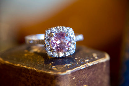 Anello con Morganite centrale