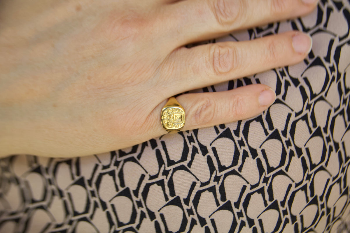 Anello con sigillo Belga fine 800