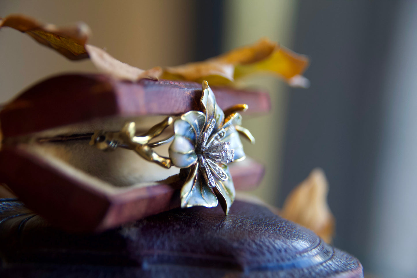 Spilla "Vintage" a forma di fiore smaltata e diamanti
