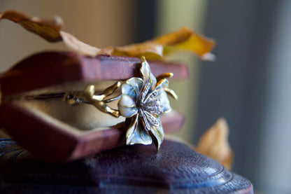 Spilla "Vintage" a forma di fiore smaltata e diamanti