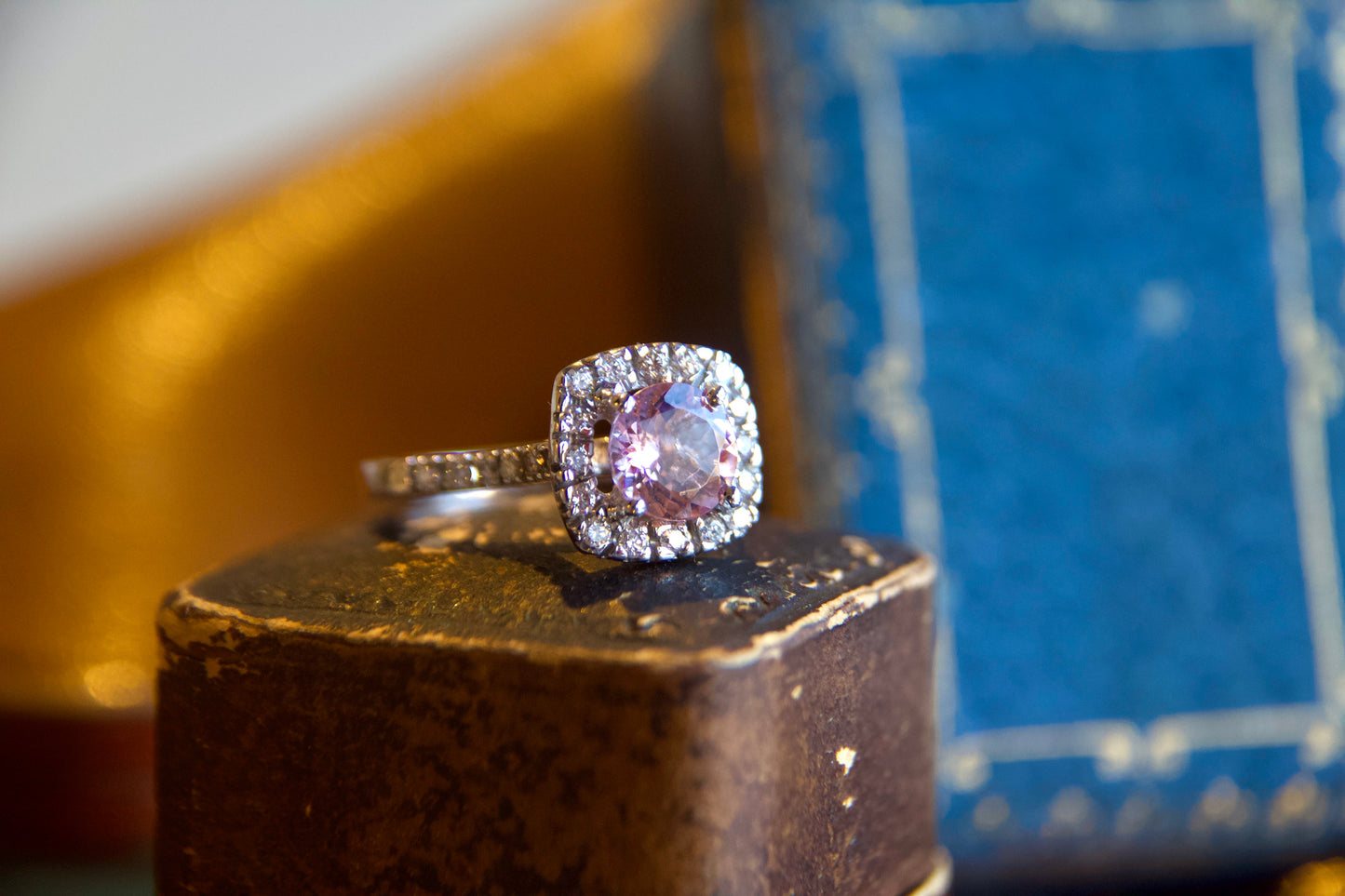 Anello con Morganite centrale