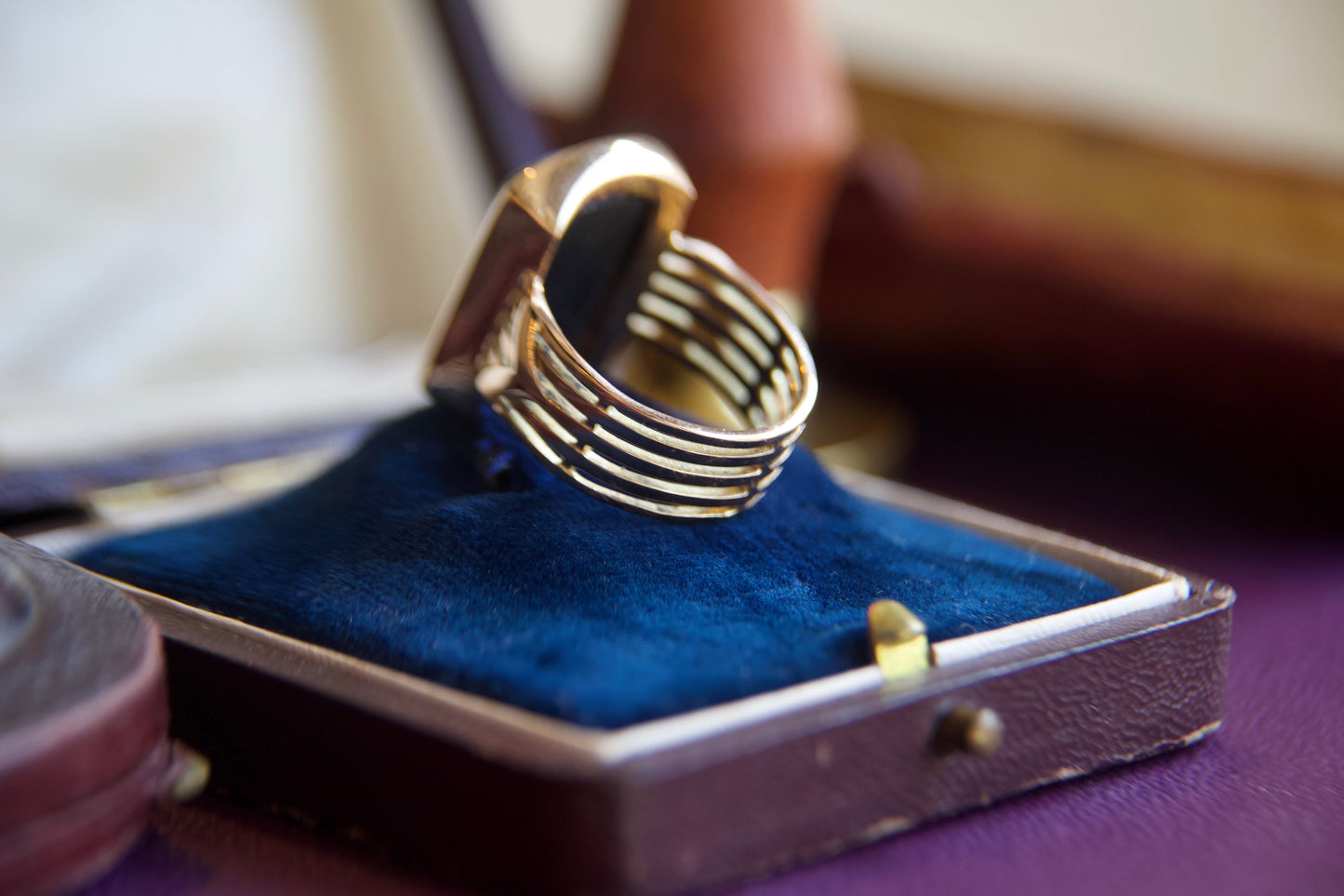 Anello antico con "stemma nobiliare" inciso a mano su agata