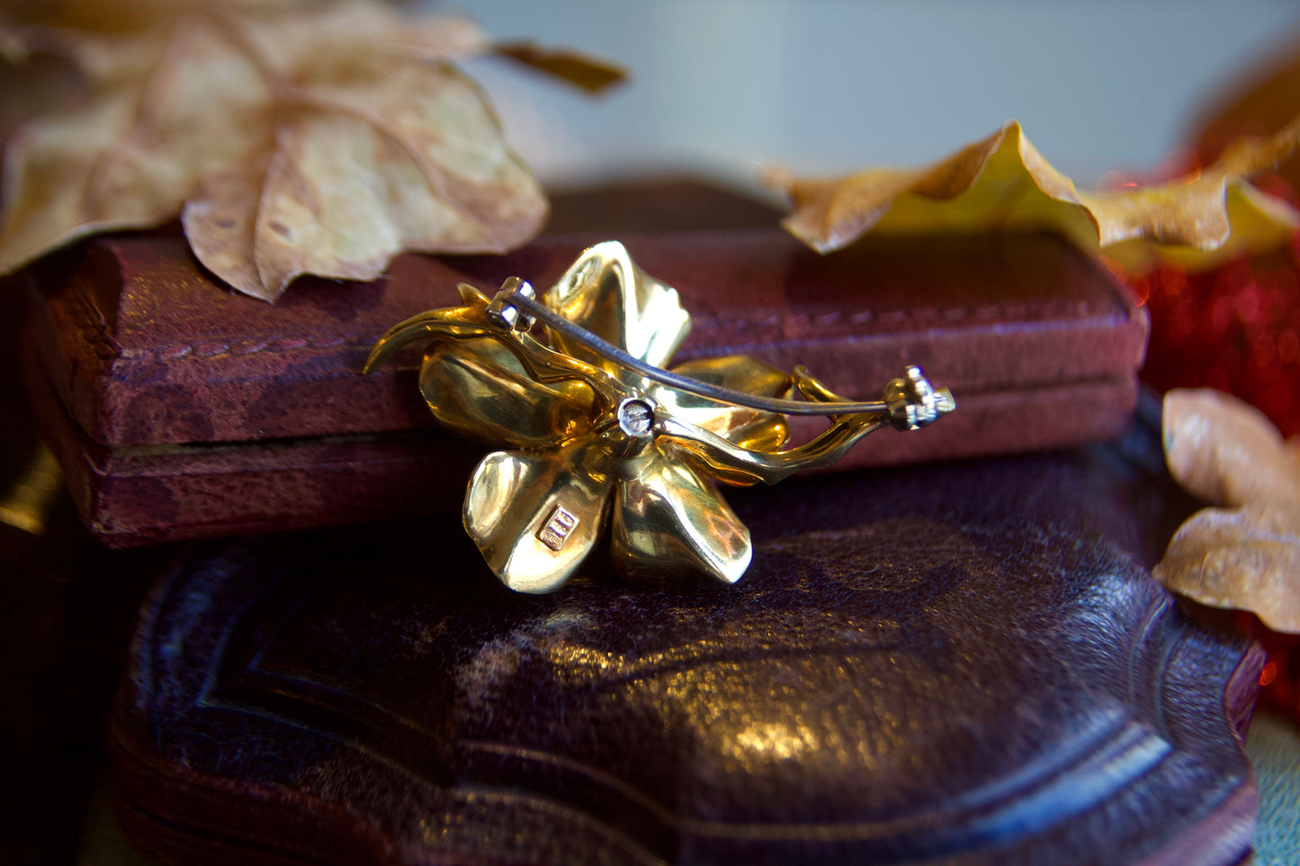 Spilla "Vintage" a forma di fiore smaltata e diamanti