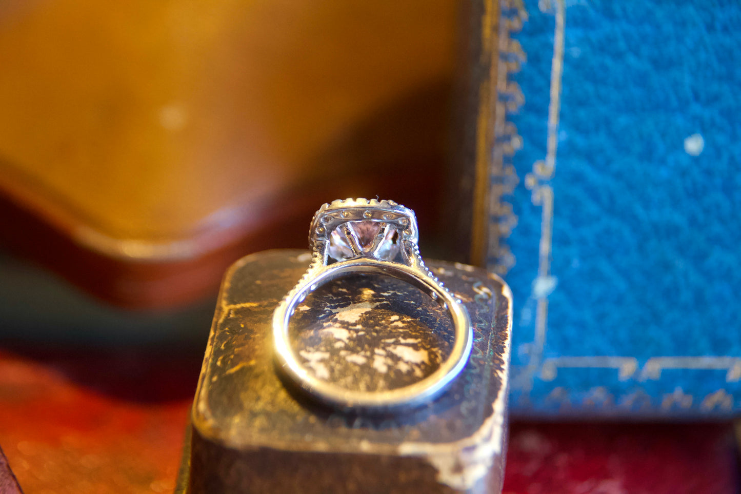 Anello con Morganite centrale