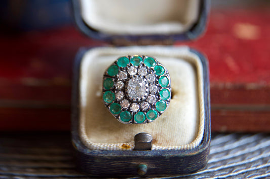 Anello margherita antico con diamanti e smeraldi Vittoriano