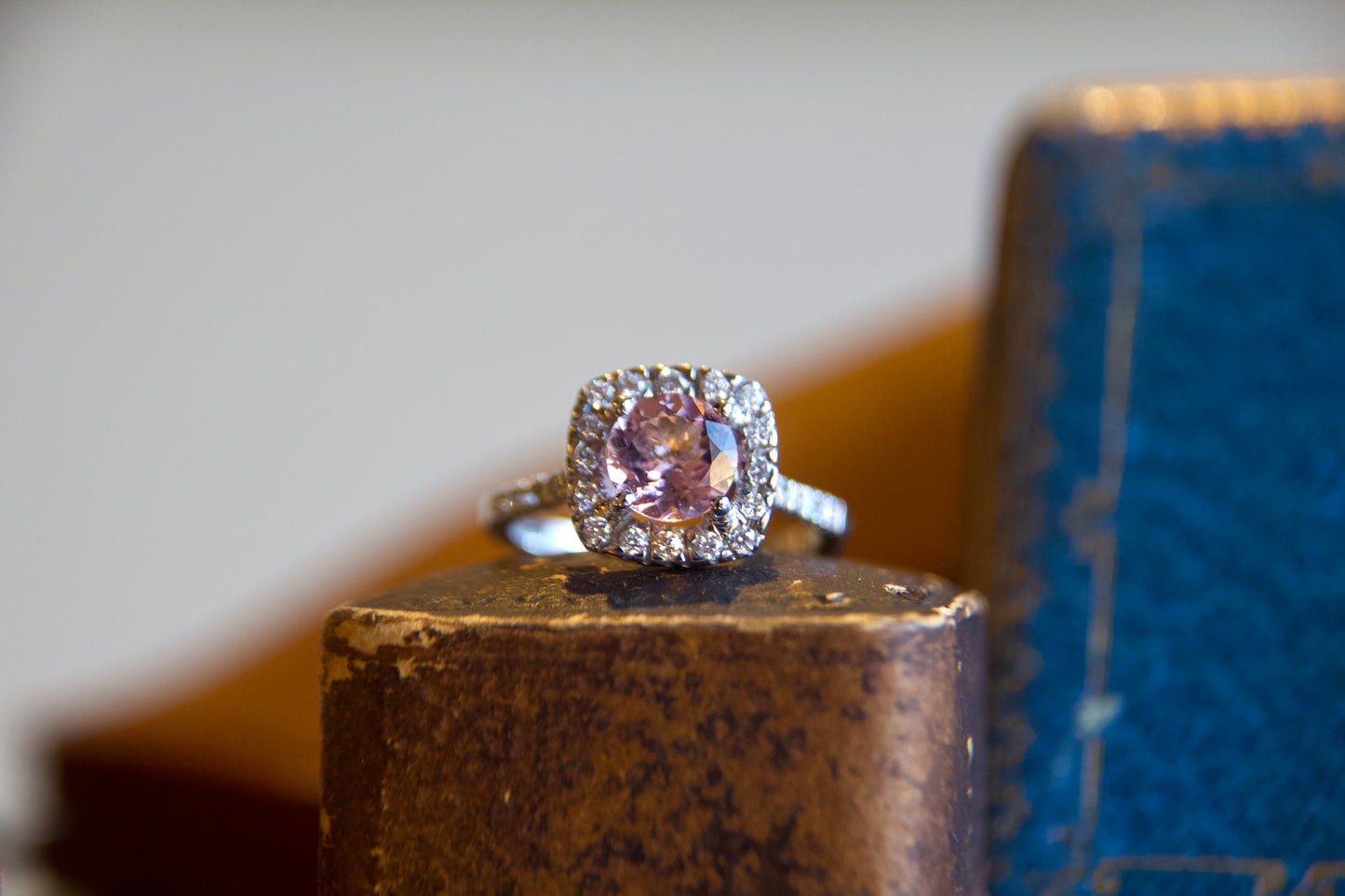 Anello con Morganite centrale