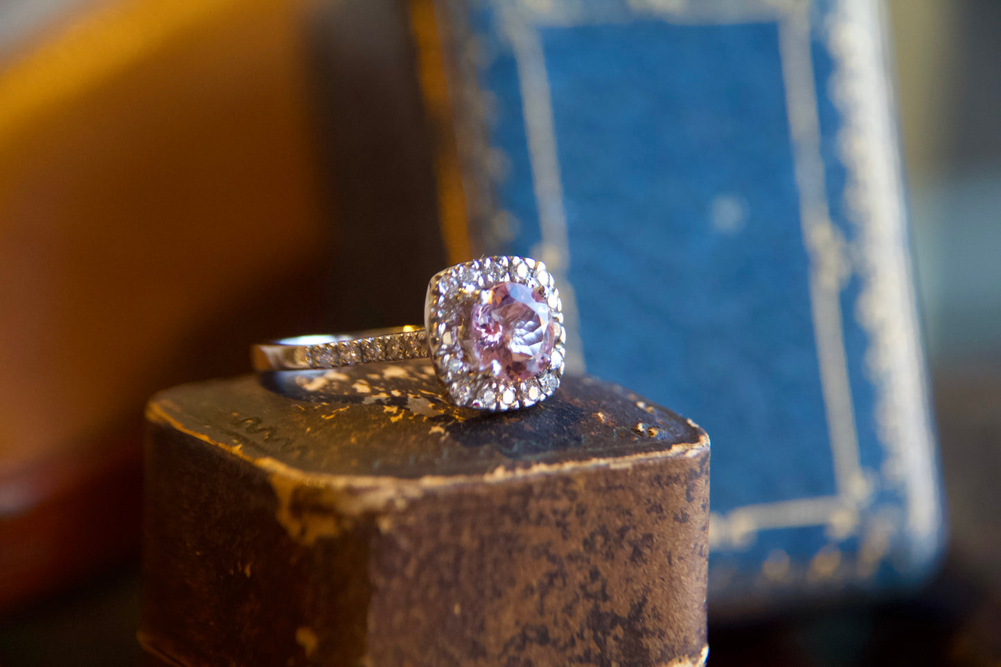 Anello con Morganite centrale