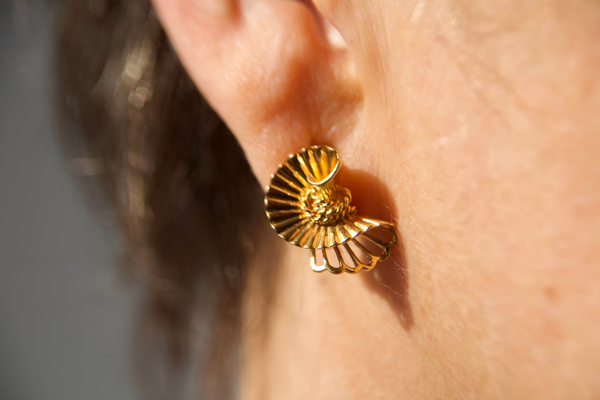 Bello Elegante Fiore Design Orecchini Per Donna 18K Placcato Oro Bello Elegante Fiore Design Orecchini Per Donna 18K Placcato Oro