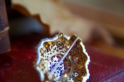 Spilla pendente  vintage fine anni '40 traforata ed incisa a mano