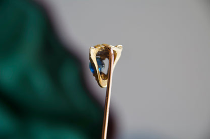 Raro spillone antico a forma "Tigre" con zaffiro