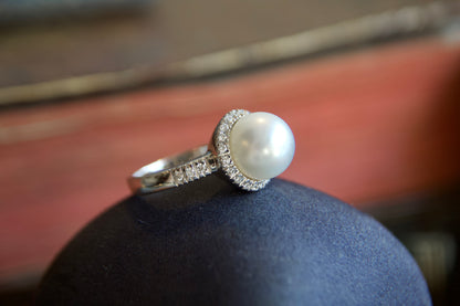 Anello  halo con perla South Sea