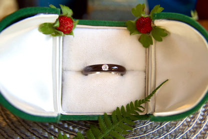Anello solitario con smalto contemporaneo