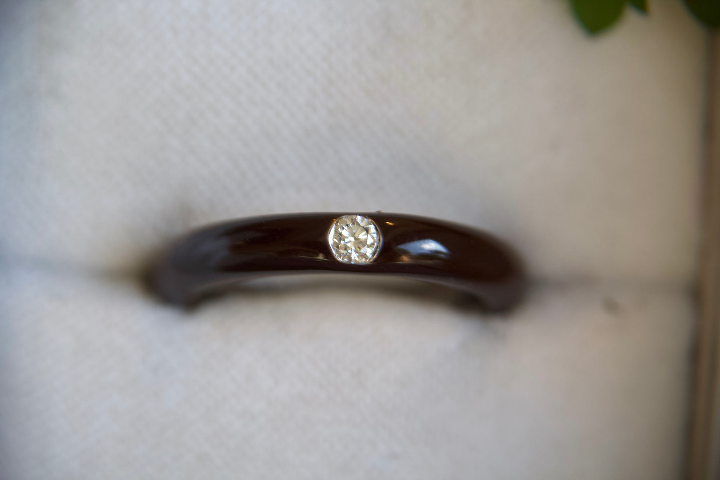 Anello solitario con smalto contemporaneo