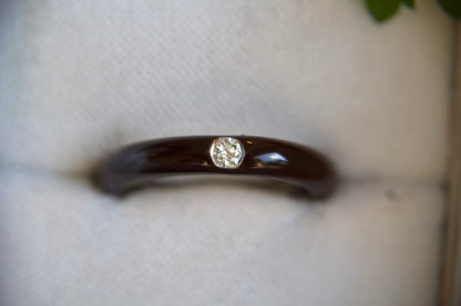 Anello solitario con smalto contemporaneo