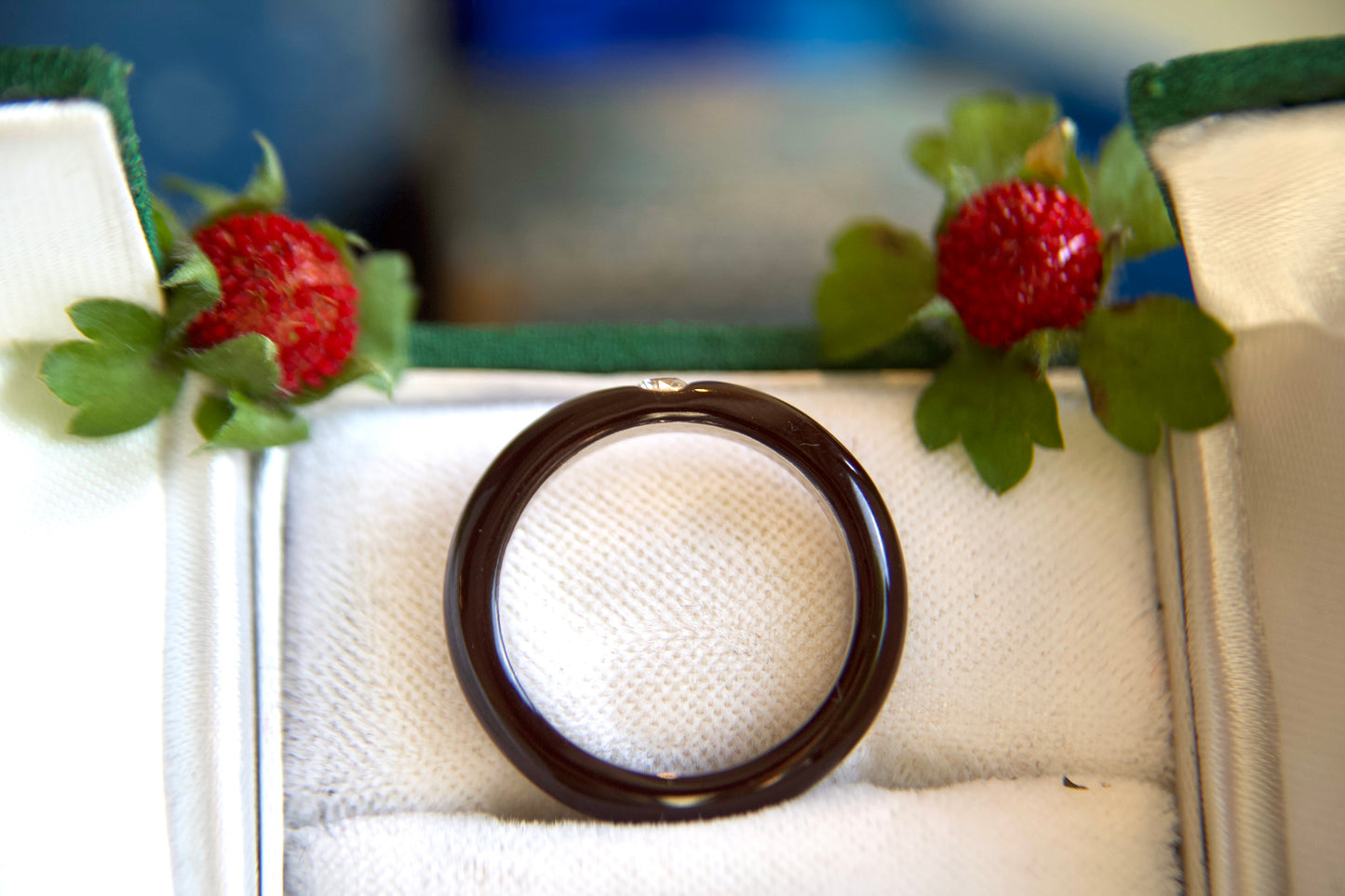 Anello solitario con smalto contemporaneo