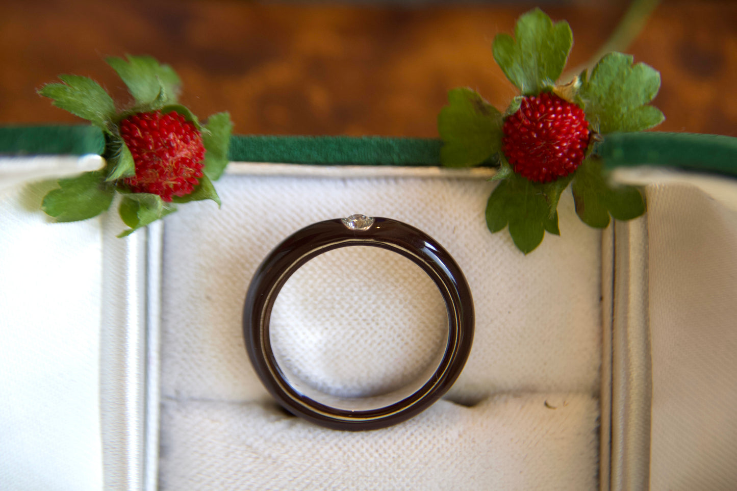 Anello solitario con smalto contemporaneo