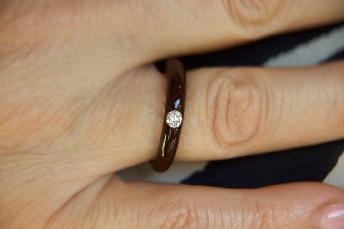 Anello solitario con smalto contemporaneo