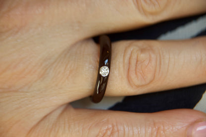 Anello solitario con smalto contemporaneo
