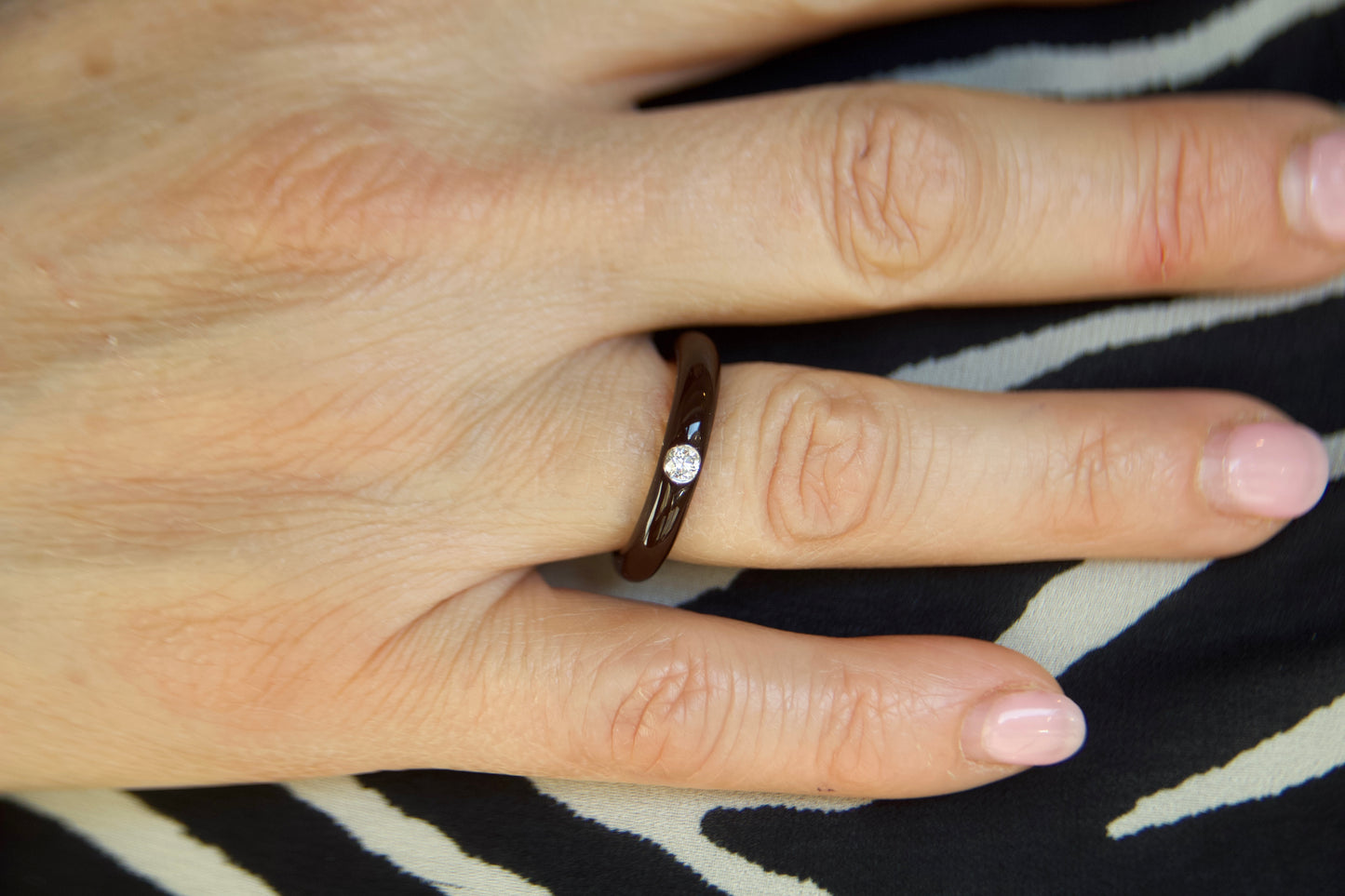Anello solitario con smalto contemporaneo