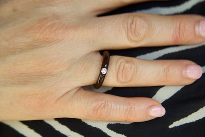 Anello solitario con smalto contemporaneo