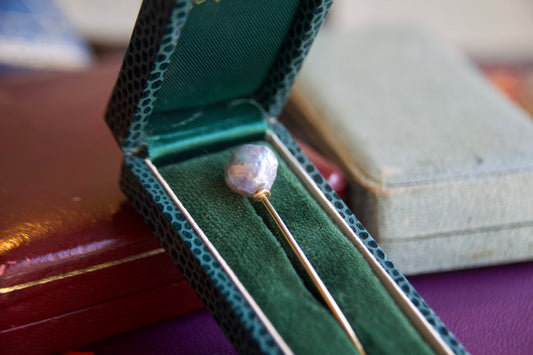 Spillone con perla barocca da cravatta vintage