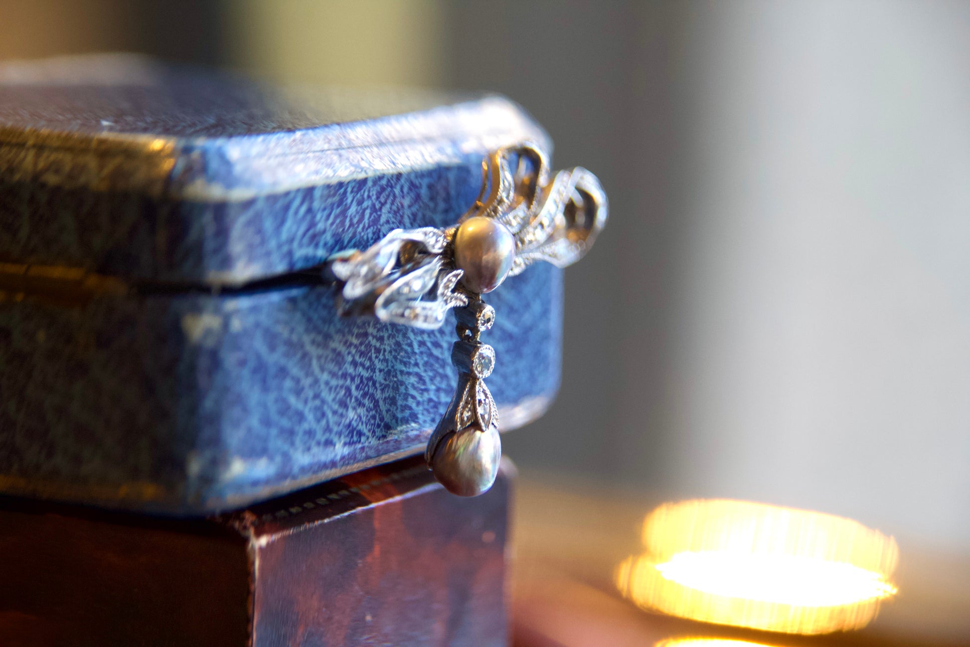 SPILLA A FIOCCO CON PENDENTE E CRISTALLO - DONNA - VINTAGE ANNI ... | su SPILLA A FIOCCO CON PENDENTE E CRISTALLO - DONNA - VINTAGE ANNI ... | su