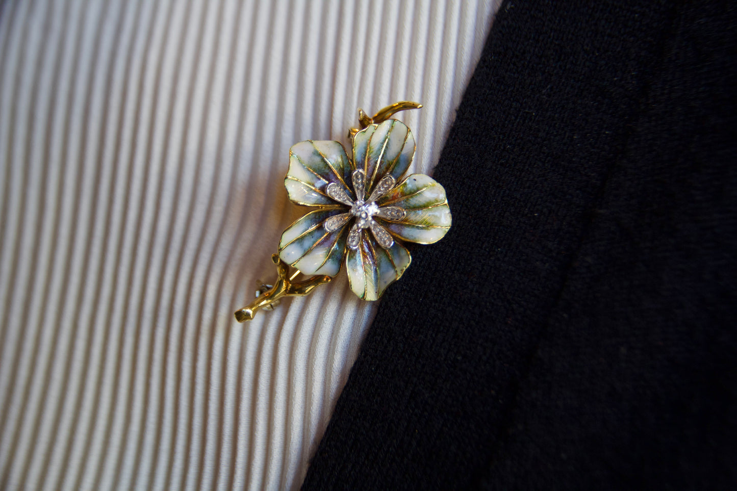 Spilla "Vintage" a forma di fiore smaltata e diamanti
