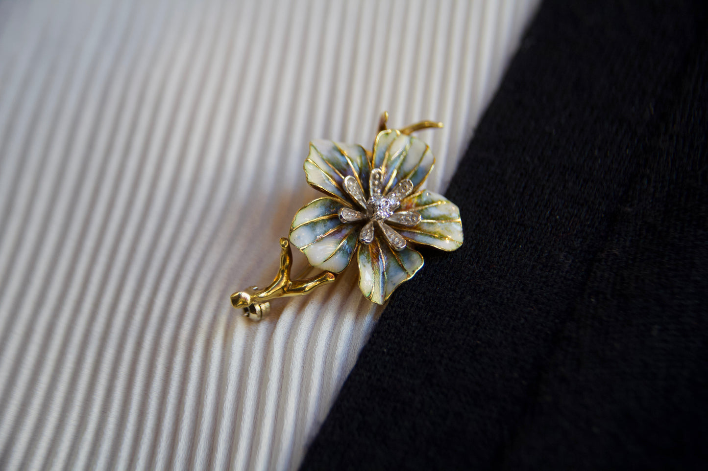 Spilla "Vintage" a forma di fiore smaltata e diamanti