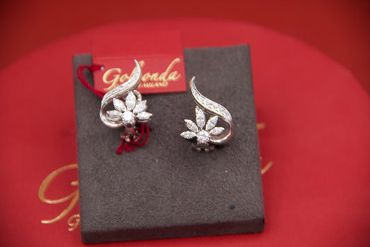 Orecchini con diamanti a forma di fiore