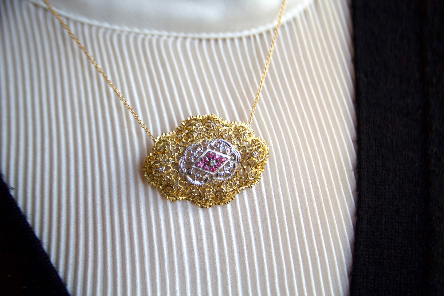 Spilla pendente  vintage fine anni '40 traforata ed incisa a mano