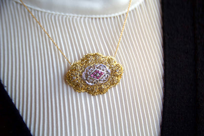 Spilla pendente  vintage fine anni '40 traforata ed incisa a mano
