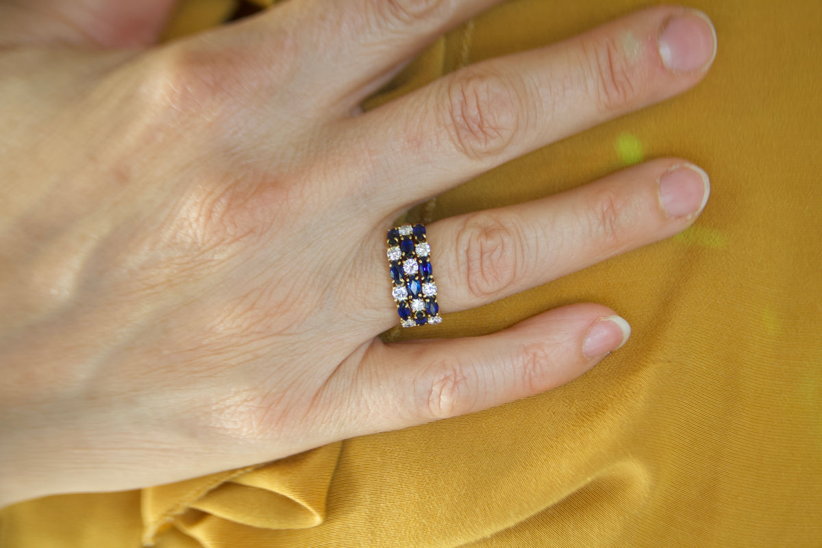 Anello fascia con zaffiri e diamanti