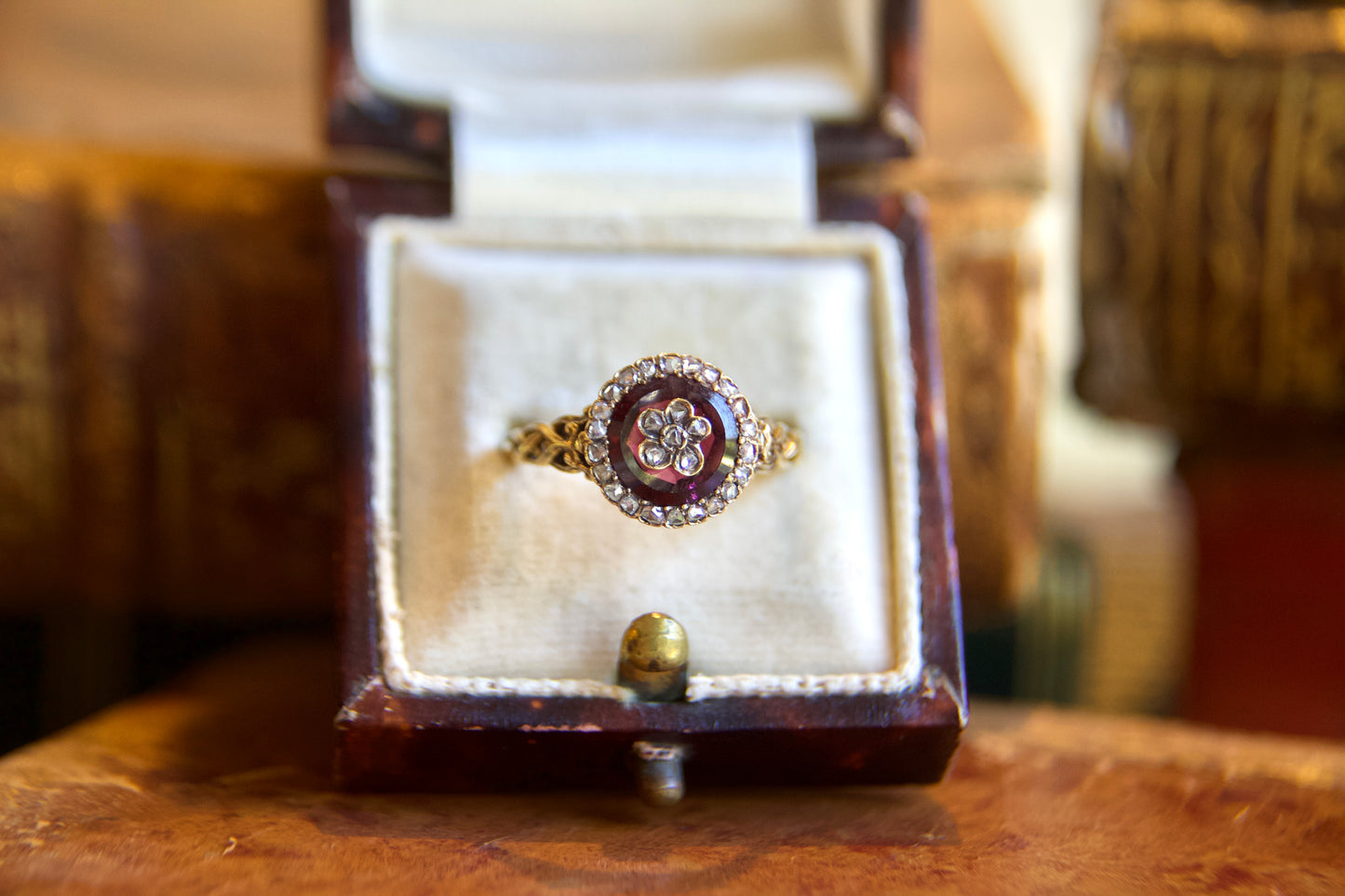 Anello Vittoriano con Granato e Diamanti a Fiore