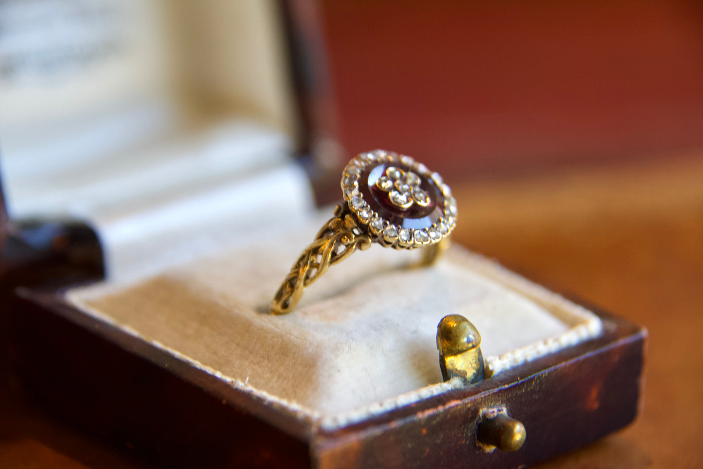Anello Vittoriano con Granato e Diamanti a Fiore