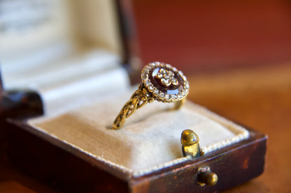 Anello Vittoriano con Granato e Diamanti a Fiore