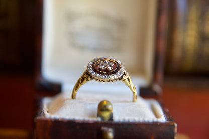 Anello Vittoriano con Granato e Diamanti a Fiore