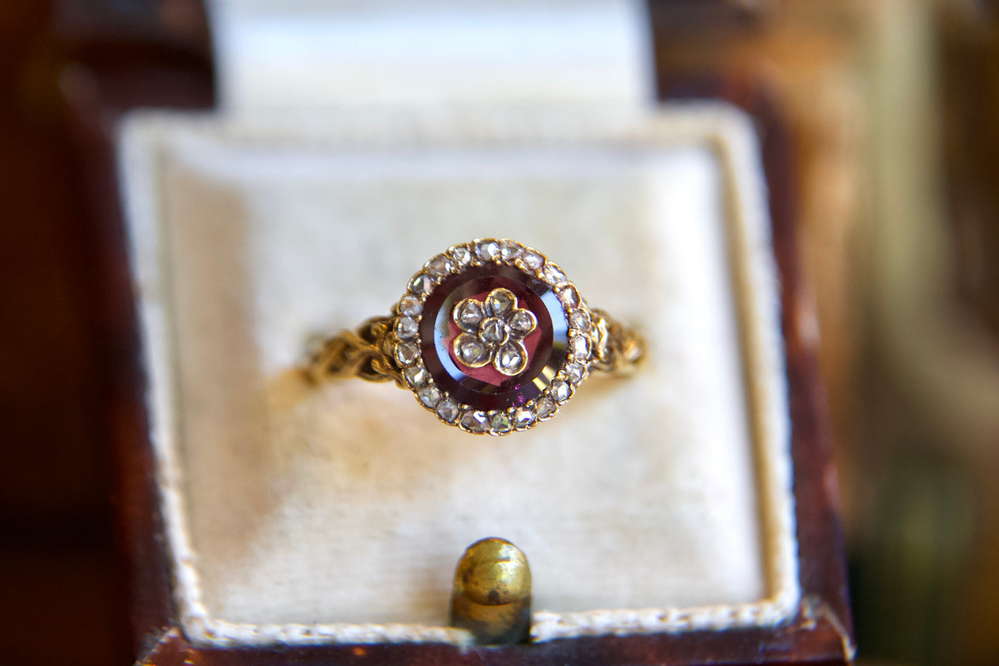 Anello Vittoriano con Granato e Diamanti a Fiore