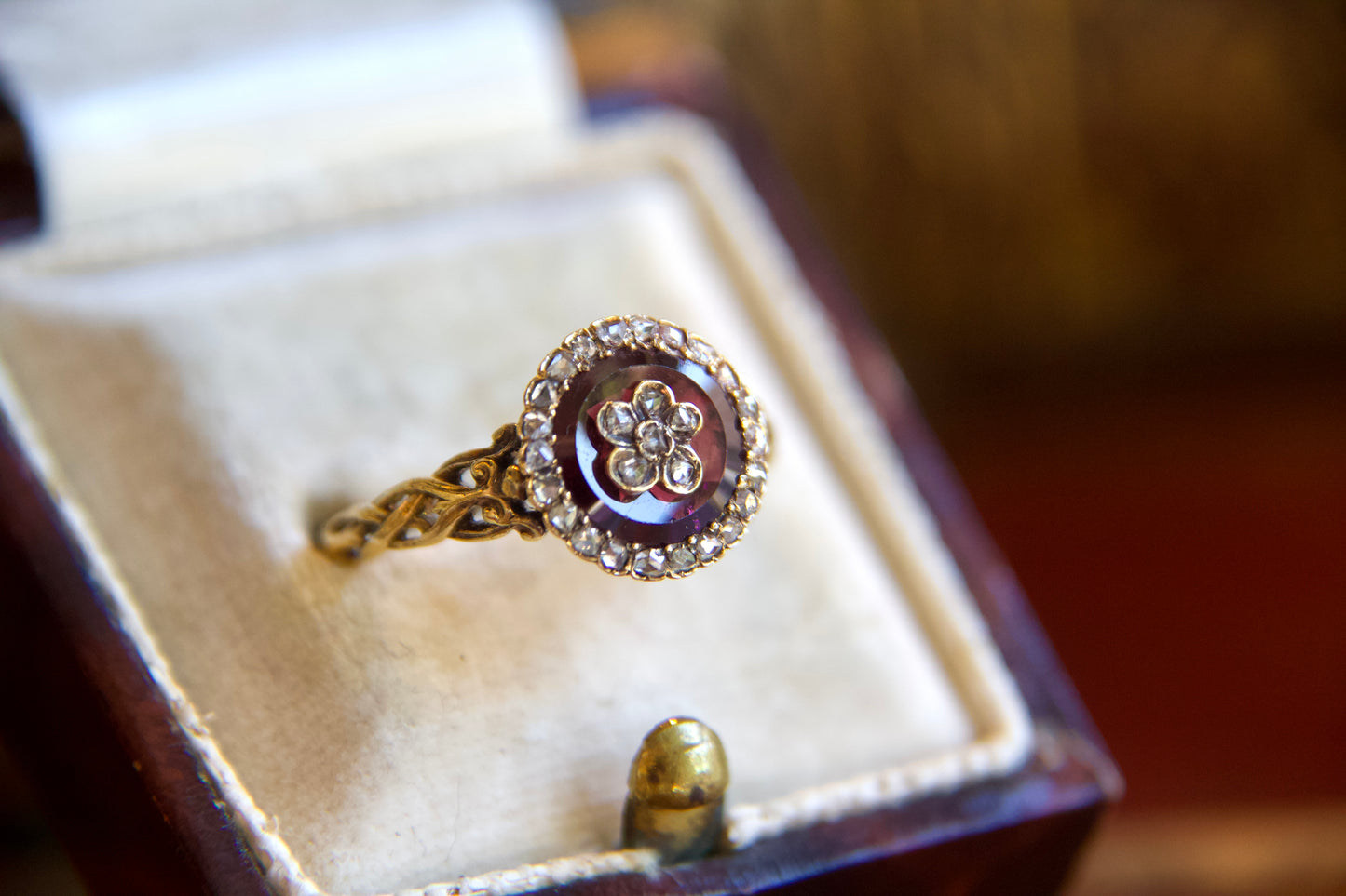 Anello Vittoriano con Granato e Diamanti a Fiore