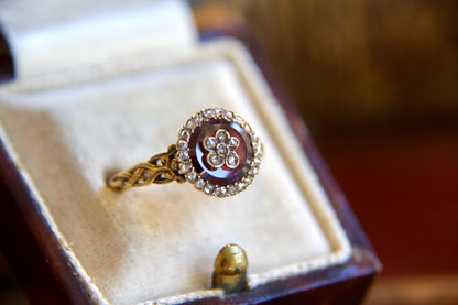 Anello Vittoriano con Granato e Diamanti a Fiore