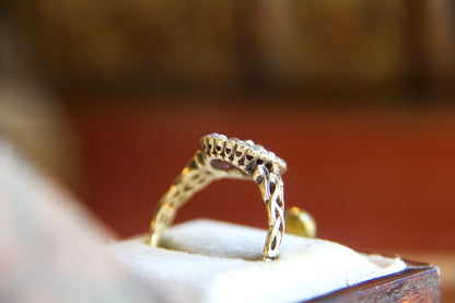 Anello Vittoriano con Granato e Diamanti a Fiore