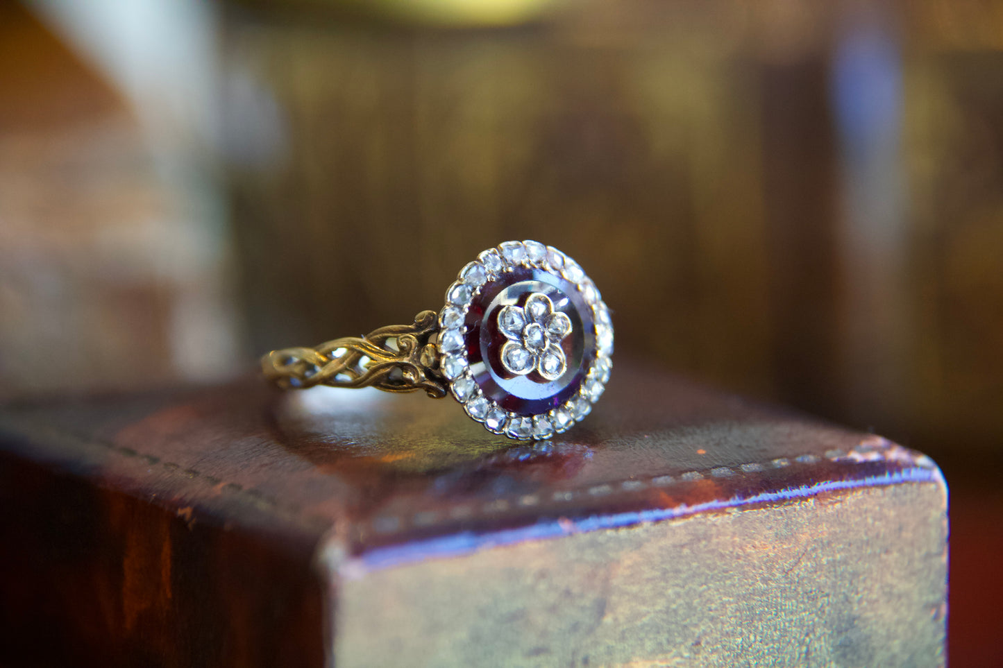 Anello Vittoriano con Granato e Diamanti a Fiore