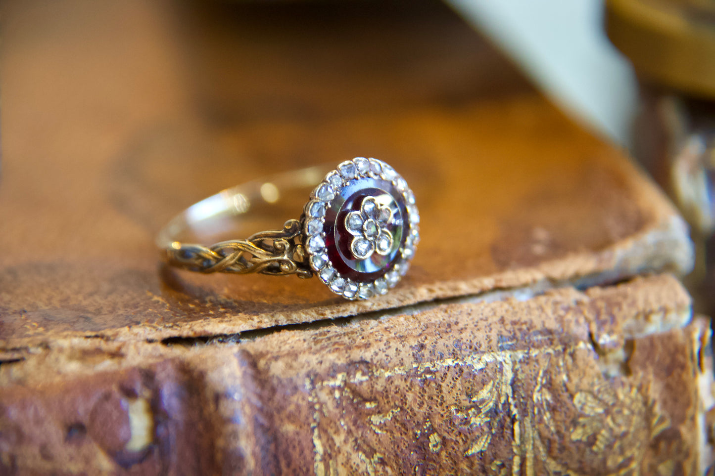 Anello Vittoriano con Granato e Diamanti a Fiore