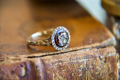 Anello Vittoriano con Granato e Diamanti a Fiore