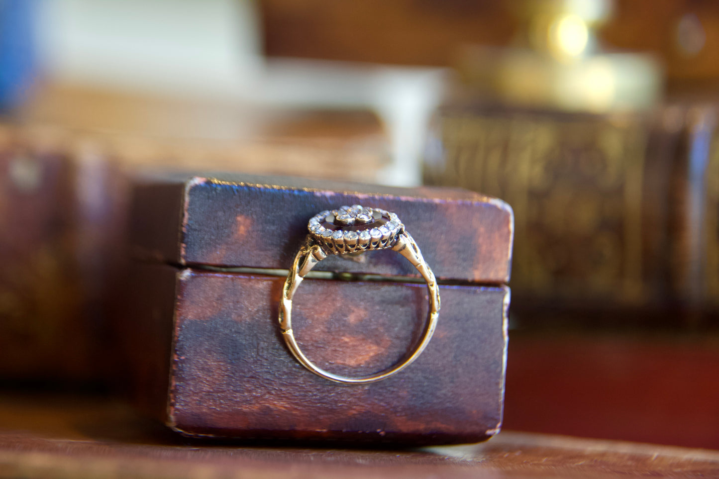 Anello Vittoriano con Granato e Diamanti a Fiore