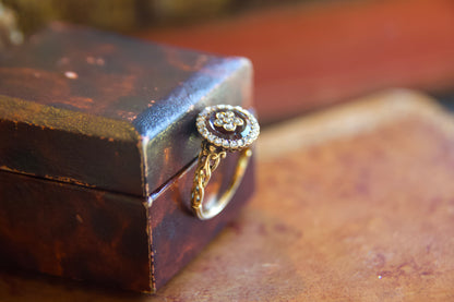 Anello Vittoriano con Granato e Diamanti a Fiore