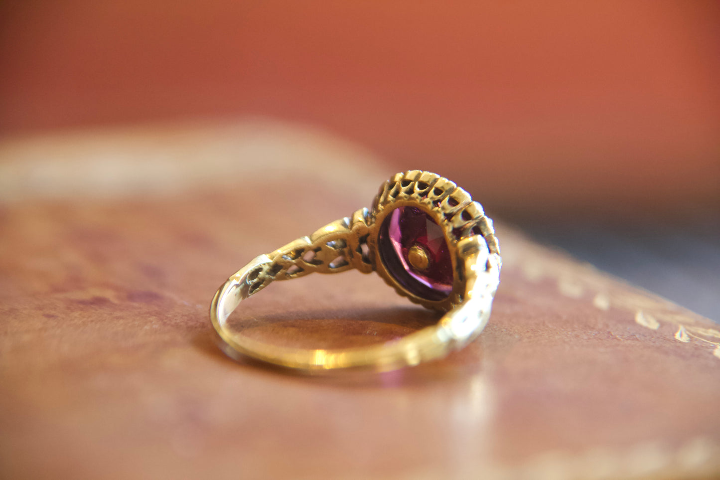 Anello Vittoriano con Granato e Diamanti a Fiore