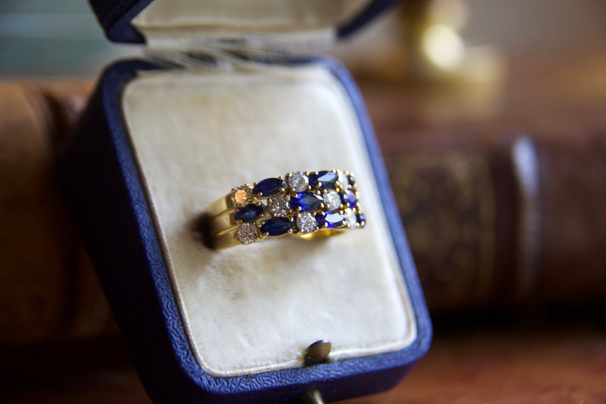 Anello fascia con zaffiri e diamanti