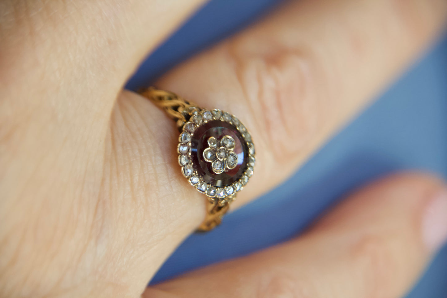 Anello Vittoriano con Granato e Diamanti a Fiore