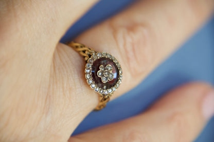 Anello Vittoriano con Granato e Diamanti a Fiore