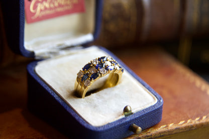 Anello fascia con zaffiri e diamanti